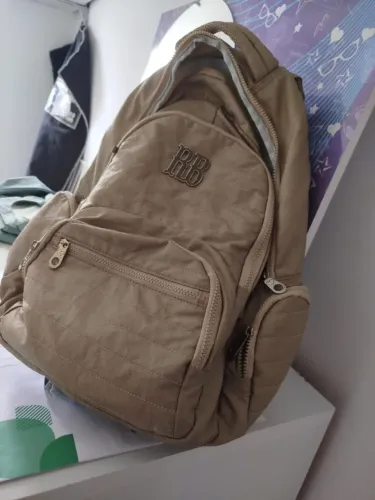 Mochila Feminina com design acolchoado -RB (excelente estado)