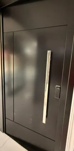 Porta já pronta em Acm Kynnar Preta com Puxador em Inox de 1,13x2,30