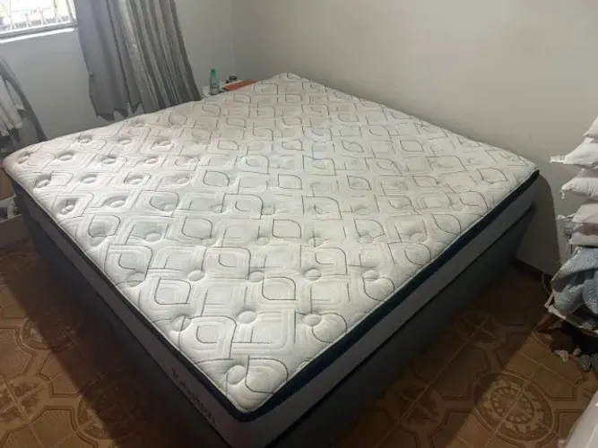 Cama Box King Size 30cmx2.03mx1.93m c/ Baú e Colchão Molas Ensacadas Sealy (Mod. Passion)