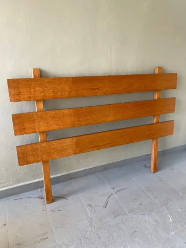 Cabeceira de cama de madeira