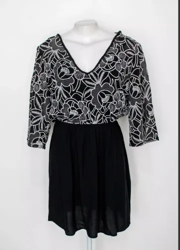 Vestido Preto com Estampa Floral em P&B