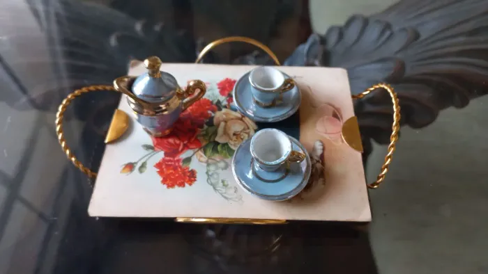 Miniatura bandeja bule e xícara antigos
