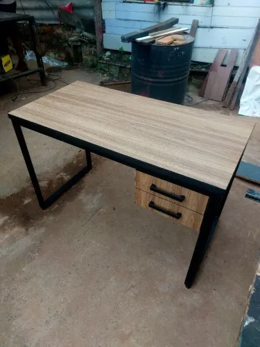 Mesa de escritório industrial com gavetas