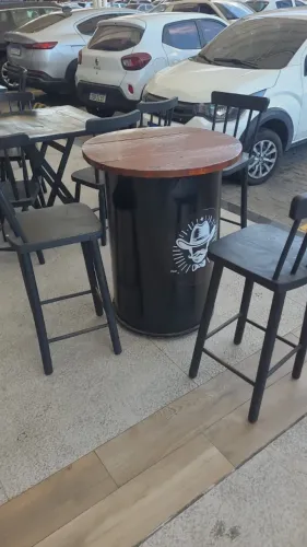 4  CONJUNTO MESAS E CADEIRAS DE MADEIRA ALTAS - R$ 700,00 CADA