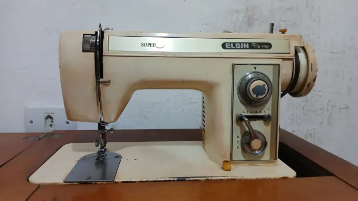 Máquina de Costura Elgin Super Zig Zag