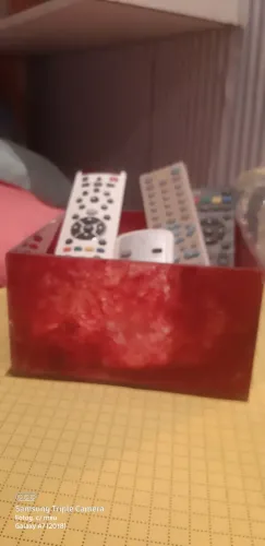 Porta controle remoto de acrílicos vermelho 16x16x10