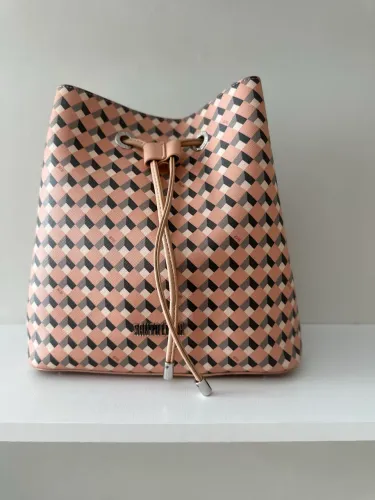 Bolsa Santa Lolla estilo saco com estampa geométrica de cubos nas cores rosa e cinza
