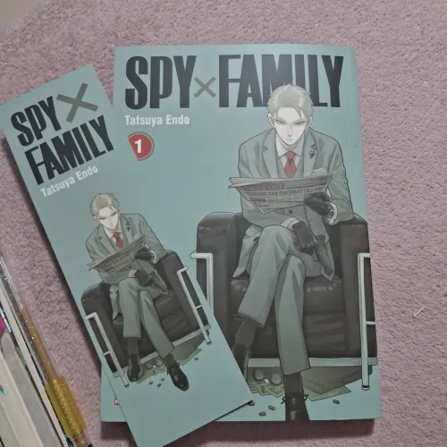 Livro spyxfamily com marca páginas em ótimo estado