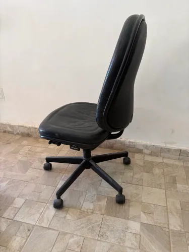 Duas Cadeiras executivas de couro