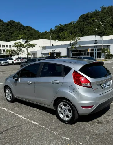 Ford Fiesta 1.6 16V Flex Aut. 5P 2015