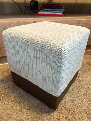 Pufe Quadrado Decorativo - Trama em Crochê / Estilo Rústico Moderno