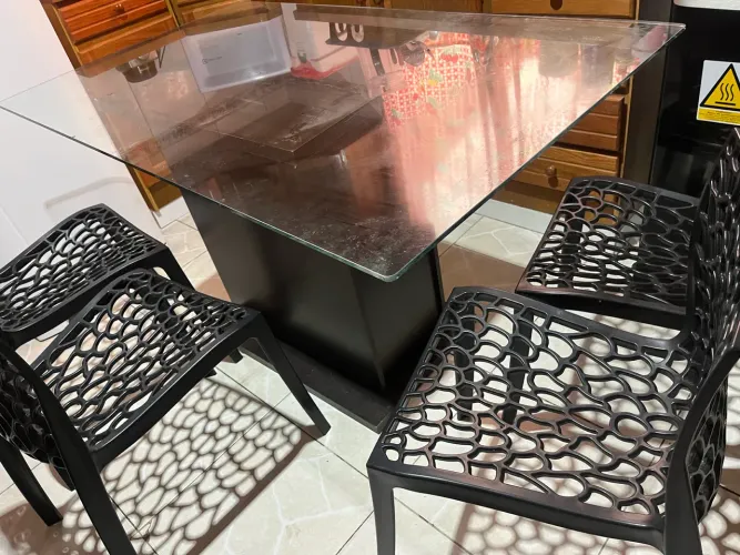 Mesa de vidro com cadeiras