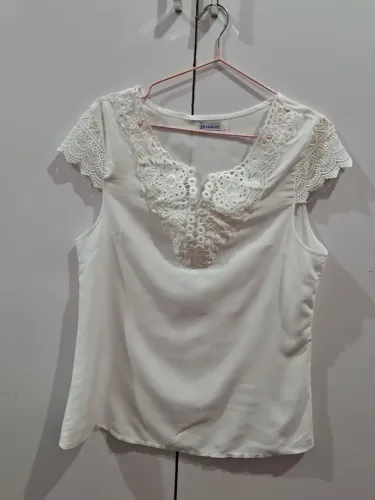 Blusa branca com detalhes tamanho M