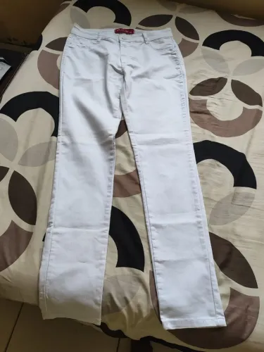 Calça branca jeans estilosa
