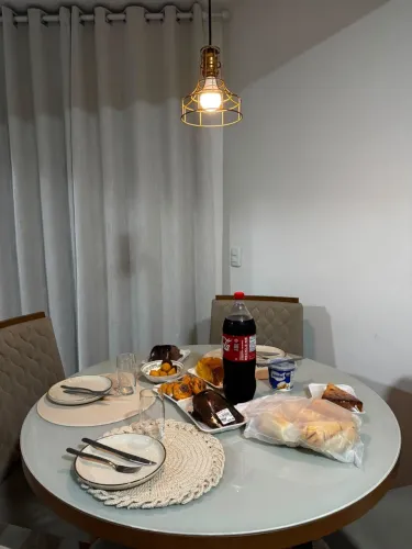 MESA DE JANTAR REDONDA COM 4 CADEIRAS