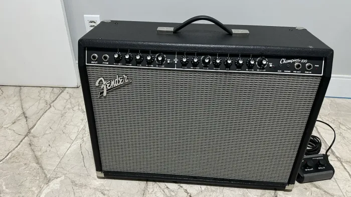 Amplificador de Guitarra Fender Champion 100 220V
