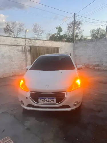 Peugeot 208 Allure 1.5 Flex 8V 5P 2014