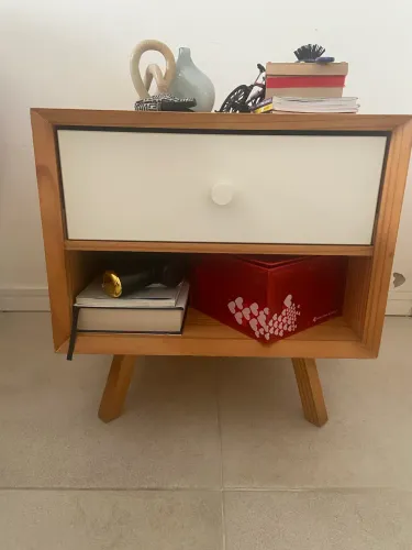 Mesa de cabeceira criado mudo