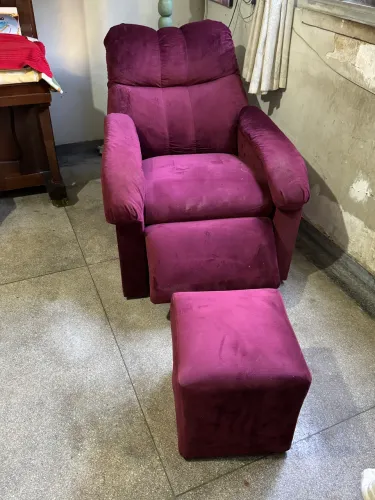 poltrona reclinável de veludo vinho estilo "do papai" é muito similar ao modelo Virtus.