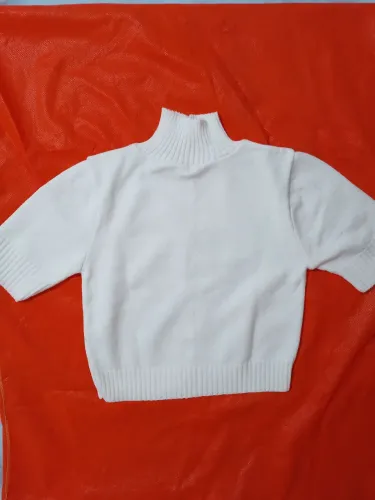 Blusa cropped de tricot off-withe com gola alta e mangas curtas.