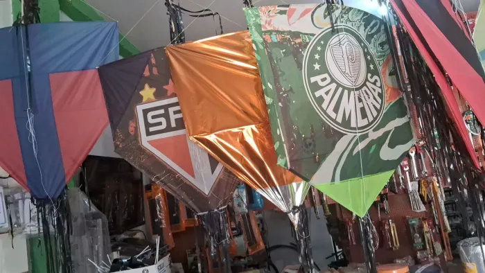 Vendo pipa de três tamanhos grande média  pequena ós pacote com dez peguena70 média 80,00 