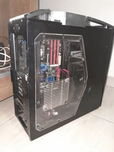 Gabinete pc 2009 com placa mãe e processador.