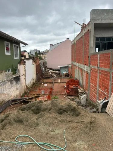 Vendo Terreno no Capão Raso com 5,5x29m com fundação e projeto aprovado para Triplex