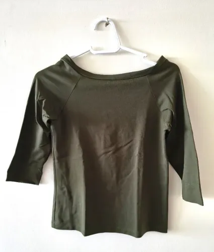 blusa gola canoa verde militar