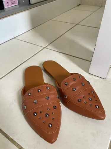Mule bico fino caramelo