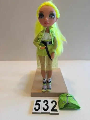 BONECA RAINBOW HIGH SERIES 2 KARMA NICHOLS NEON