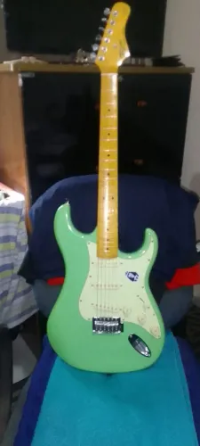 VENDO ($$ OU PIX) OU TROCO GUITARRAS