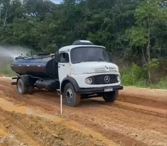 Caminhão pipa 9 mil litros