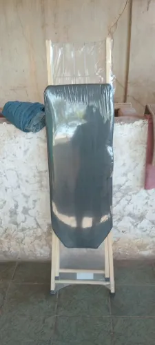 Tábua de passar roupa em madeira