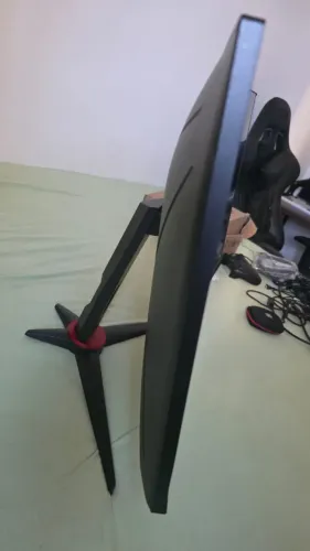 Monitor Gamer AOC Legend C27G2ZE 27 Curvo 240Hz TRINCADO NA TELA