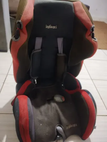 Troco essa cadeirinha de carro por uma porta de madeira 