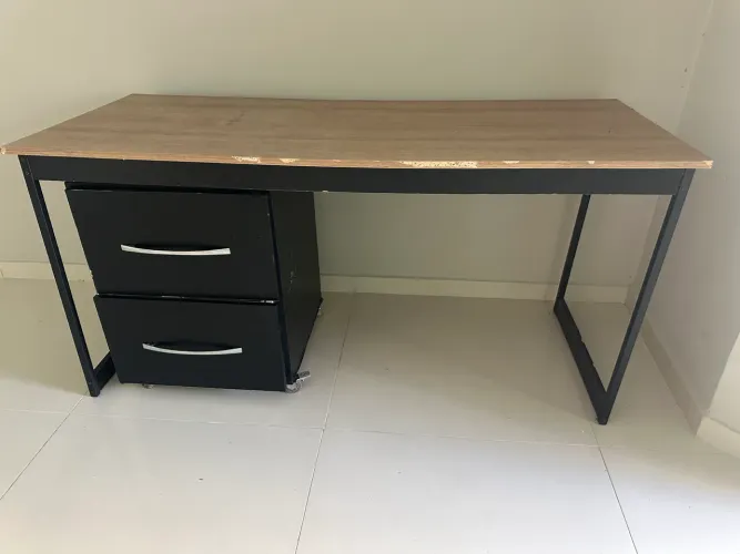 Mesa de escritório com armário de pasta suspensa 
