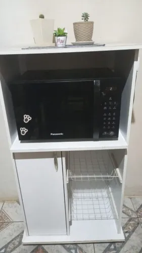 armário e microondas