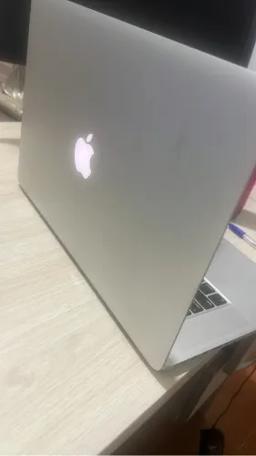 MacBook Pro 15" | i7, 8GB RAM, 256