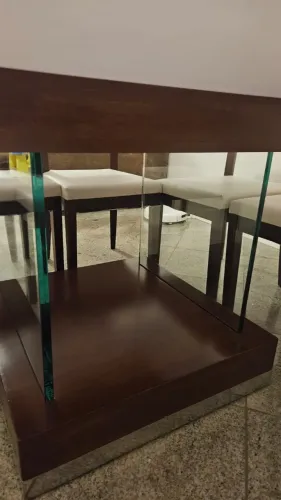 Mesa de jantar quadrada medindo 1,50 x 1,50 de vidro