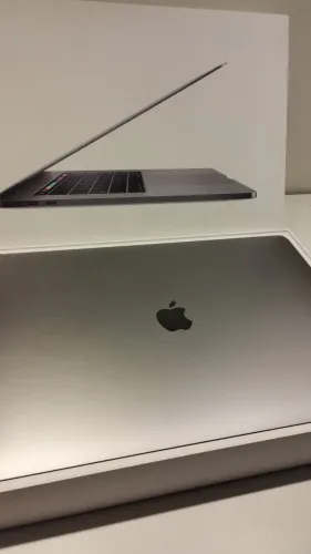 MacBook Pro 15 2018 i7 16GB 256GB Radeon 4GB - Impecável + Caixa