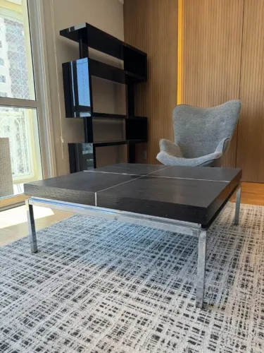Mesa de centro quadrada negra marca Walmer