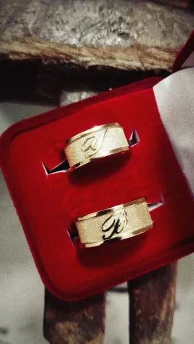 Aliança em ouro 750(18k) com iniciais do casal