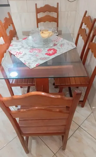 Mesa com 6 cadeiras de madeira com tampa de vidro