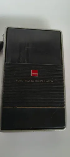 Antiga calculadora de bolso Sharp