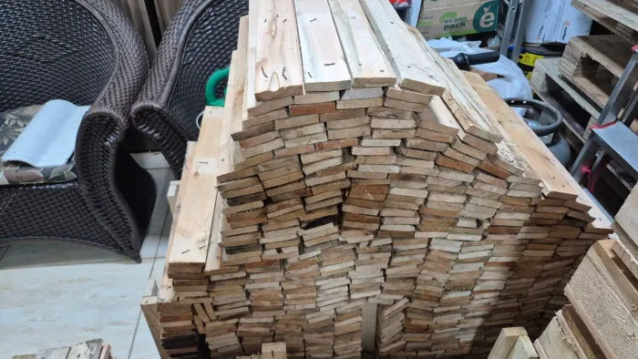 Ripas de paletes eucalipto, medida 0.50cm, 1.00 real cada, entregamos com taxa de entrega