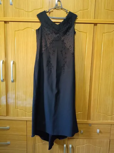 Vestido elegante preto com calda