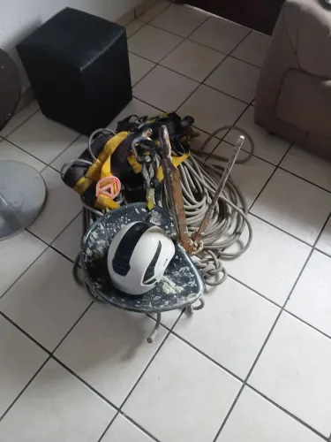 Vendo cadeirinha suspensa, + 100 mts de corda. Trava quedas cinto e capacete