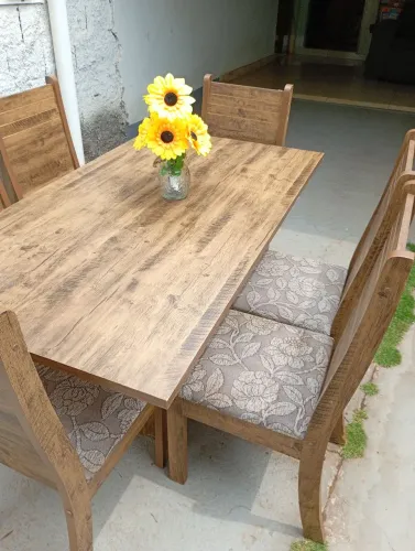 Mesa com 6 cadeiras bem conservadas entrego