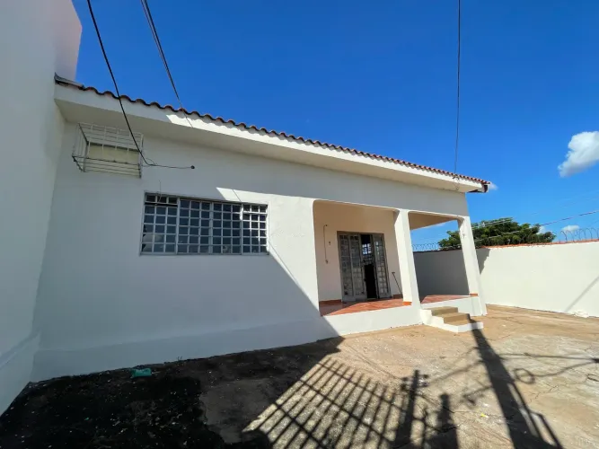Aluga-se casa na Avenida Miguel Sutil (próximo à trincheira da Av. Jurumirim)