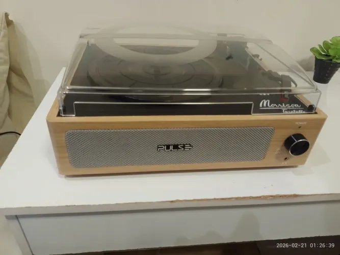 Vitrola pulse marison toca discos, vintage madeira em volta